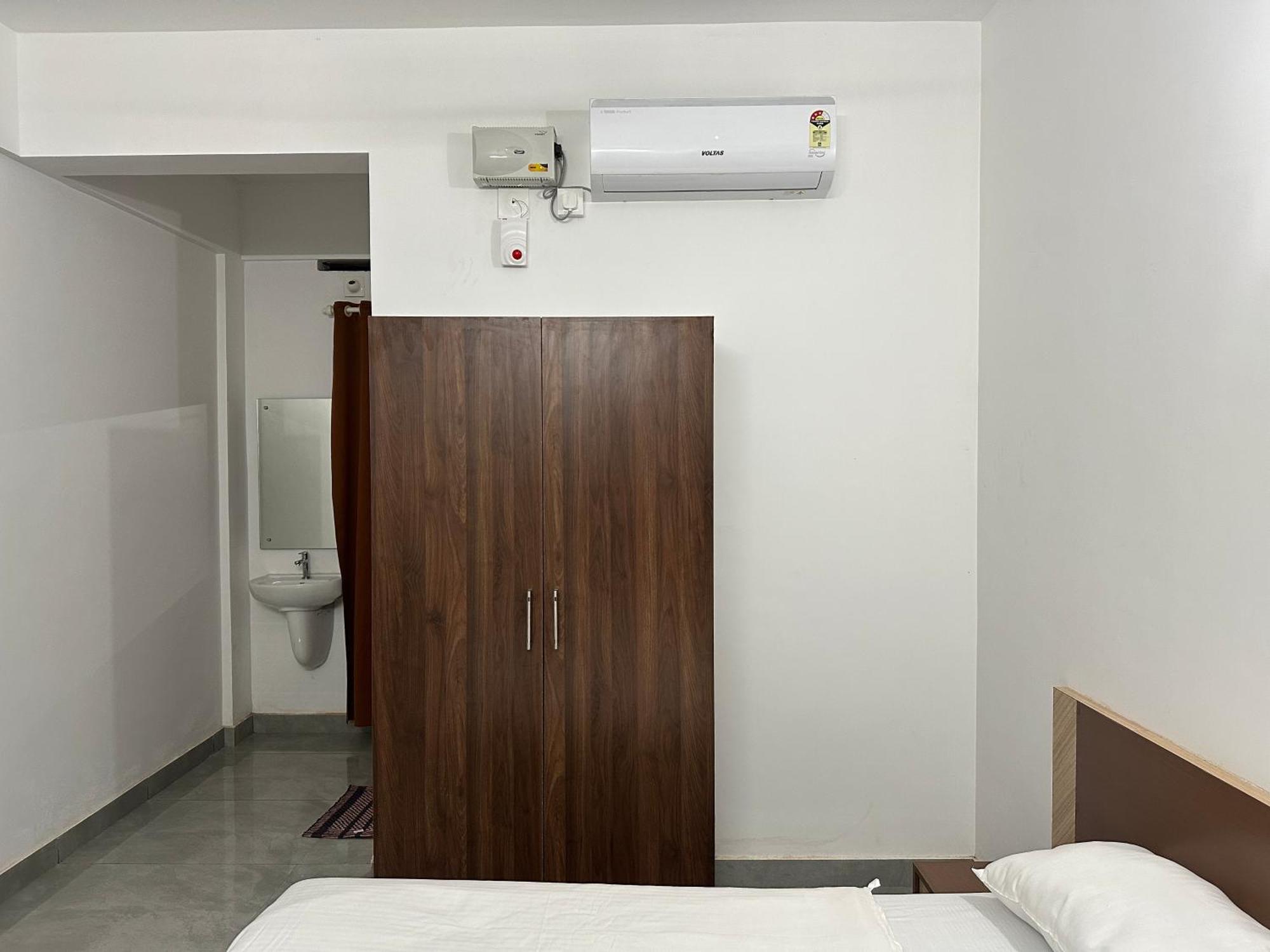 Jayalakshmi Residency Hotel Vaduvanchal Exterior photo
